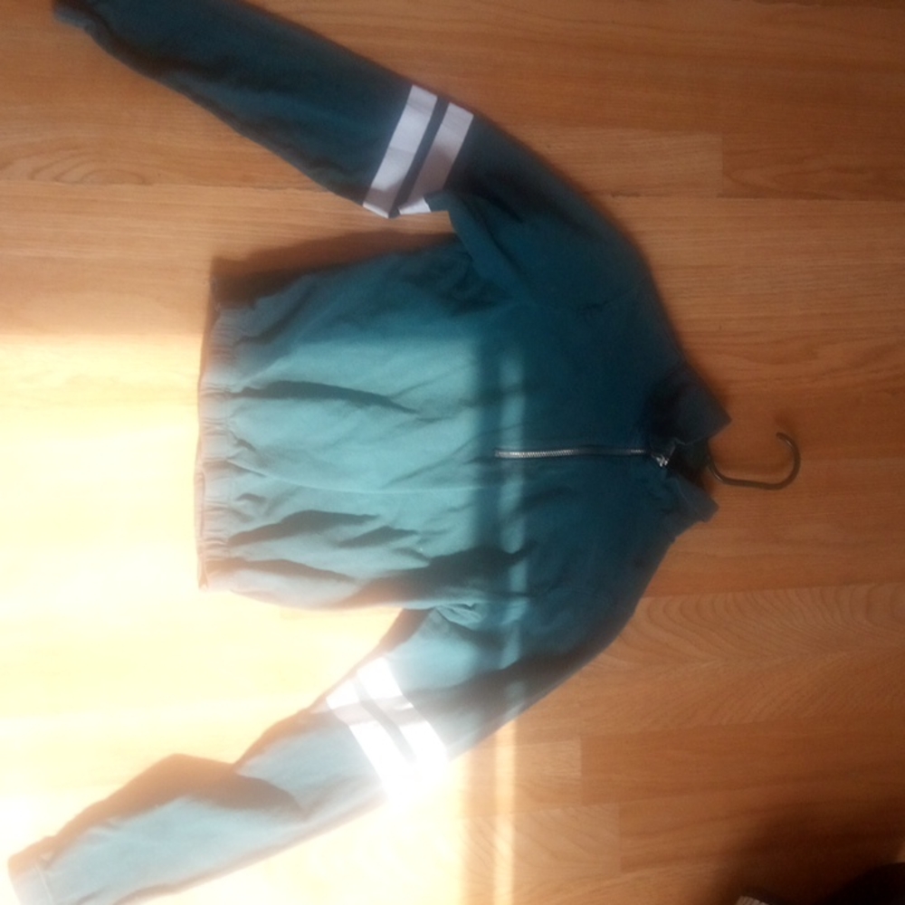 I'm selling this beautiful green 💚 shirt